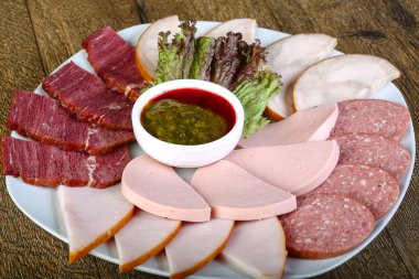 çeşitli dilimlenmiş sosisler