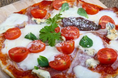 Pizza mozzarella ve proscuitto ile