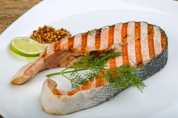 Bife de salmão grelhado — Fotografia de Stock