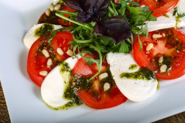 İtalyan Caprese salatası