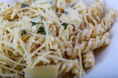 Lezzetli makarna peynir ile