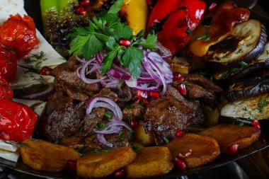 Kızarmış et ve sebze.
