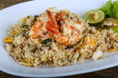 Kızarmış pirinç ve karides.