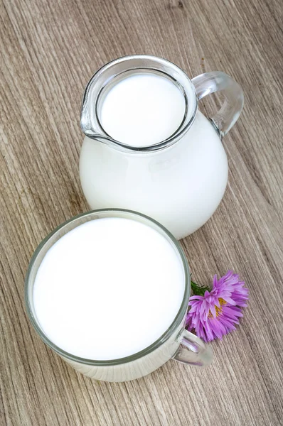 Leche fría fresca en vaso — Foto de Stock