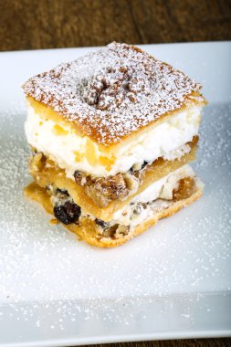 Fındık ile beyaz pasta