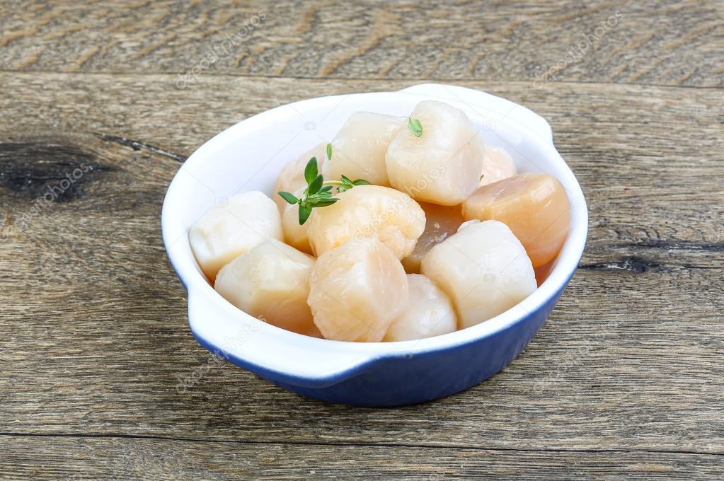 Raw scallops ready for cooking
