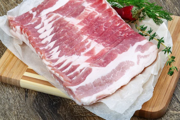 Rå skivad bacon — Stockfoto