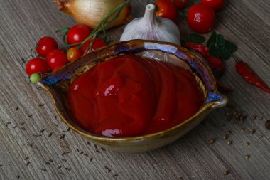 Parlak domates ketçap