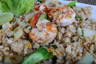 Kızarmış pirinç ve karides.