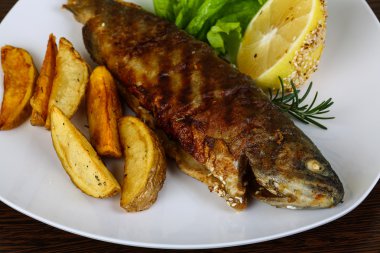 lezzetli kızarmış alabalık