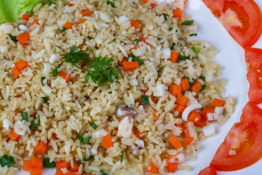 Kızarmış pilav ve deniz ürünleri.