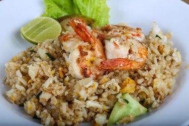 Kızarmış pirinç ve karides.