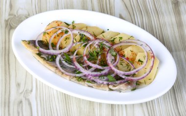 Patates ve soğan ile ringa balığı