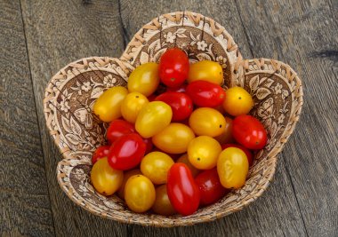 sarı ve kırmızı kiraz domatesleri