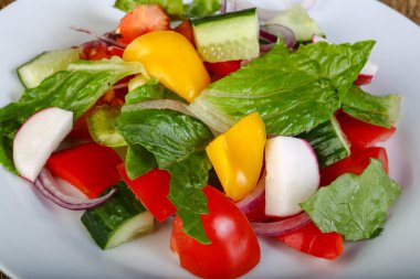 Taze sebze salatası.