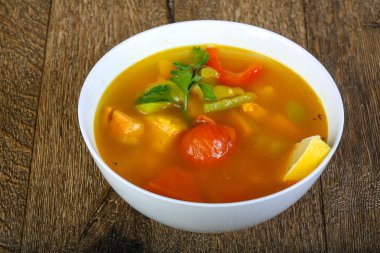 Sıcak somon çorbası