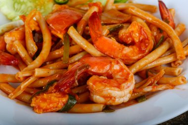 Deniz ürünleri ile baharatlı makarna