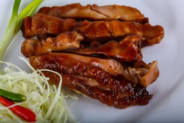 Teriyaki tavuk otlar ile