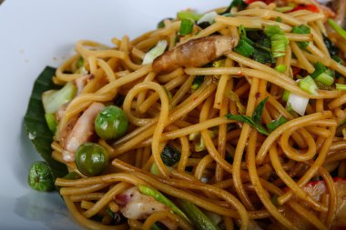 Deniz ürünleri ile Asya makarna