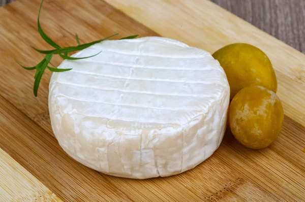 Delicioso queijo Brie — Fotografia de Stock