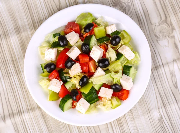 Frisch zubereiteter griechischer Salat — Stockfoto