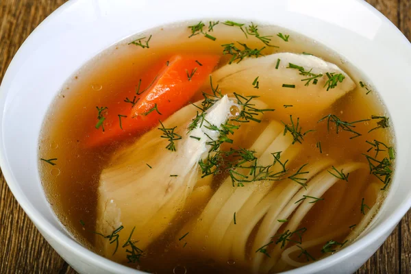 Курячий суп з локшиною — стокове фото