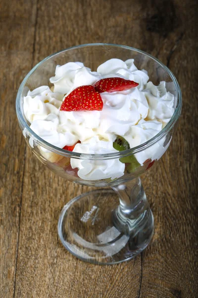 Fruit salad with cream — Stock Photo, Image