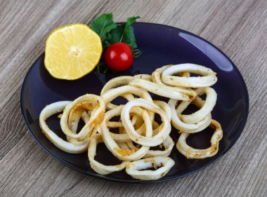 Kızarmış kalamar halkaları