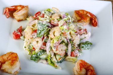 Lezzetli karides salatası