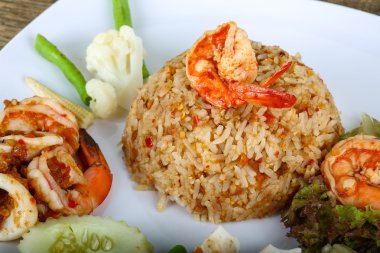 Kızarmış pilav ve deniz ürünleri.