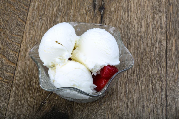 Sorvete gelado doce com morango — Fotografia de Stock