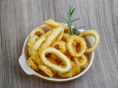 Kızarmış kalamar halkaları