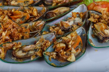 Taze midye sarımsak ile