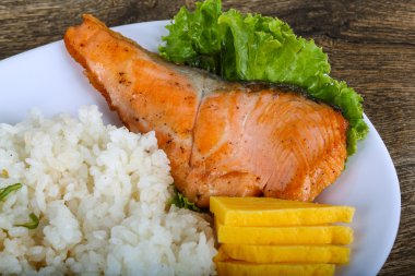 Kızarmış som balığı biftek