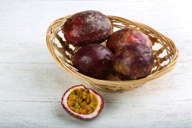 tropikal tutku meyvesi