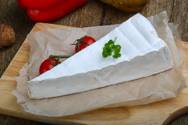 Triángulo de queso brie —  Fotos de Stock