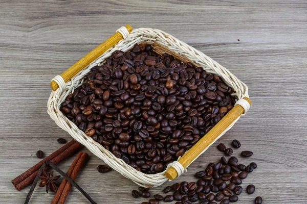 Kahve çekirdekleri vanila sopa ile — Stok fotoğraf