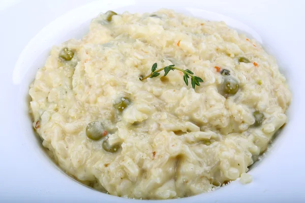 Risotto med ost och gröna ärtor — Stockfoto