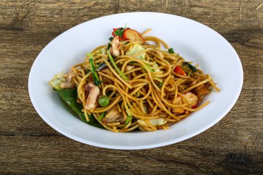 Deniz ürünleri ile Asya makarna