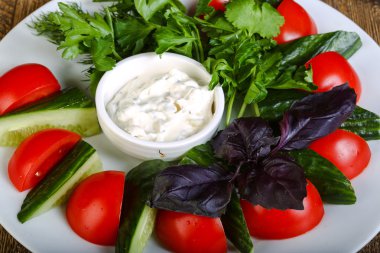 Taze sebze yoğurt ile