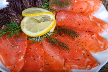 Lezzetli dilimlenmiş somon