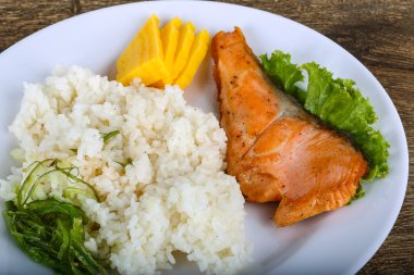 Kızarmış som balığı biftek