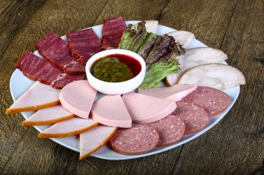 çeşitli dilimlenmiş sosisler