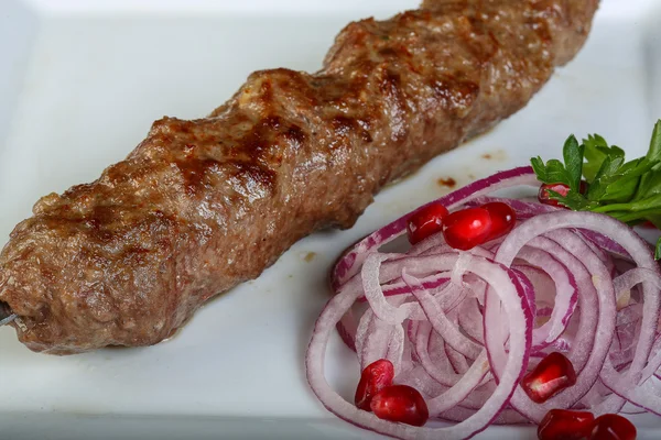 Carne kebab servido cebolla —  Fotos de Stock