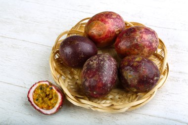 tropikal tutku meyvesi