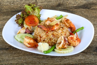 Kızarmış pilav ve deniz ürünleri.