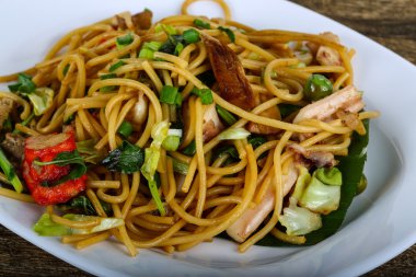 Deniz ürünleri ile Asya makarna