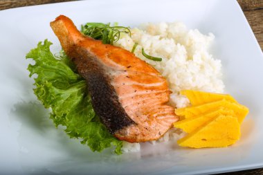 Kızarmış som balığı biftek