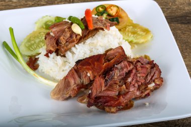 Lezzetli domuz eti pilav ile