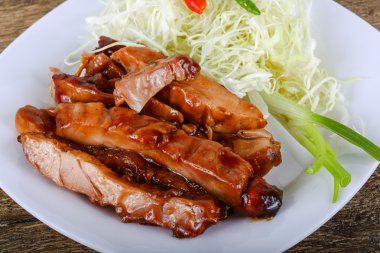 Teriyaki tavuk otlar ile